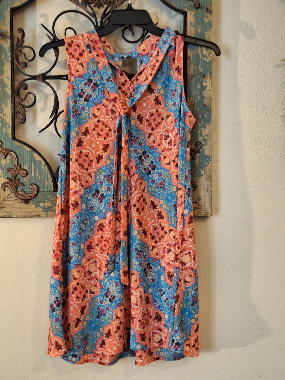🔥🔥CLEARANCE Sleeveless Coral and Blue Printed Shift Dress with V-Notch. Medium - Picture 5 of 7